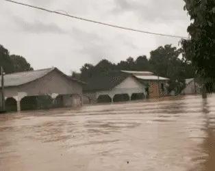 Vídeo: Em Jordão, enchente já deixa casas quase totalmente submersas