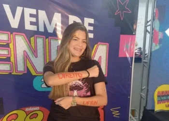 Clara Letícia Leite, de 18 anos, alega ter sido aprovada no curso de Direito antes do MEC anunciar erro no sistema — Foto: Reprodução