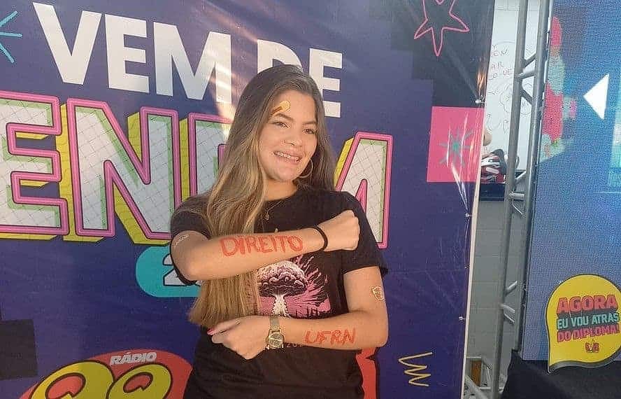 Clara Letícia Leite, de 18 anos, alega ter sido aprovada no curso de Direito antes do MEC anunciar erro no sistema — Foto: Reprodução