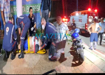 Motoqueiro em alta velocidade bate no meio fio e cai a metros de distância da moto