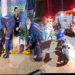 Motoqueiro em alta velocidade bate no meio fio e cai a metros de distância da moto