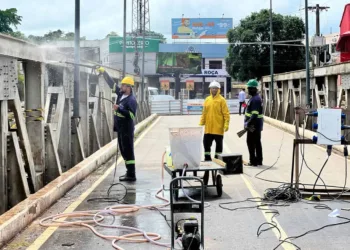 Trabalho de limpeza também é realizado na estrutura. Foto: Gabriel Freire/Deracre