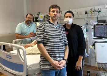 Após ser extubada, filha do deputado Eduardo Velloso volta a falar e chama pelos pais: ‘milagre’