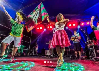 Unidos do Fuxico busca tricampeonato com samba-enredo sobre a história da cachaça