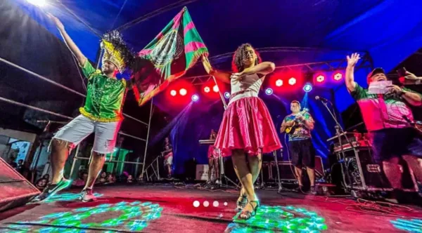 Unidos do Fuxico busca tricampeonato com samba-enredo sobre a história da cachaça
