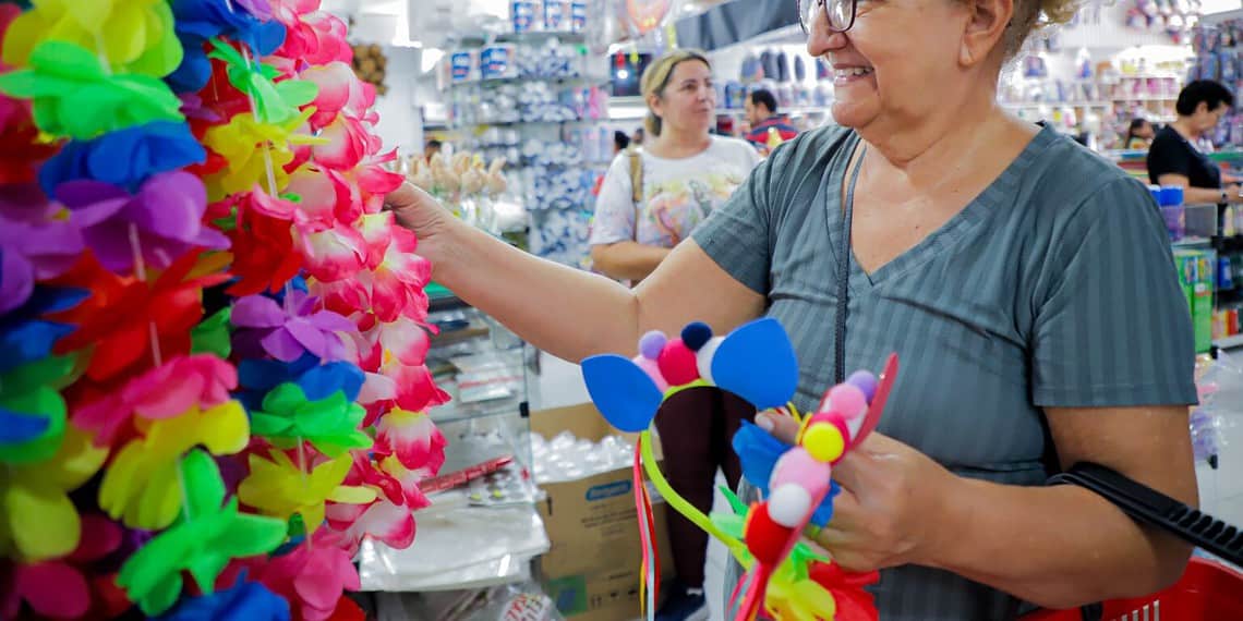 Jandira passou por três lojas para escolher os adereços de Carnaval. Foto: Neto Lucena/Secom