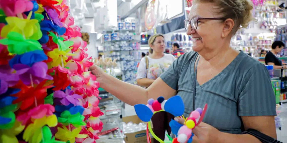 Jandira passou por três lojas para escolher os adereços de Carnaval. Foto: Neto Lucena/Secom