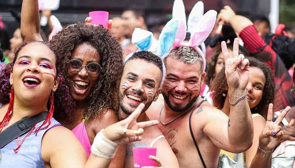 Foliões se divertem no megabloco da Lexa — Foto: Fernando Maia/Riotur