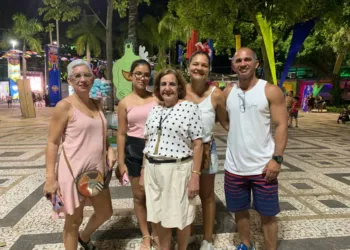 Dona Elza Jansen, ao centro, comemorou retorno da folia à Praça da Revolução - Foto: Leandro Chaves