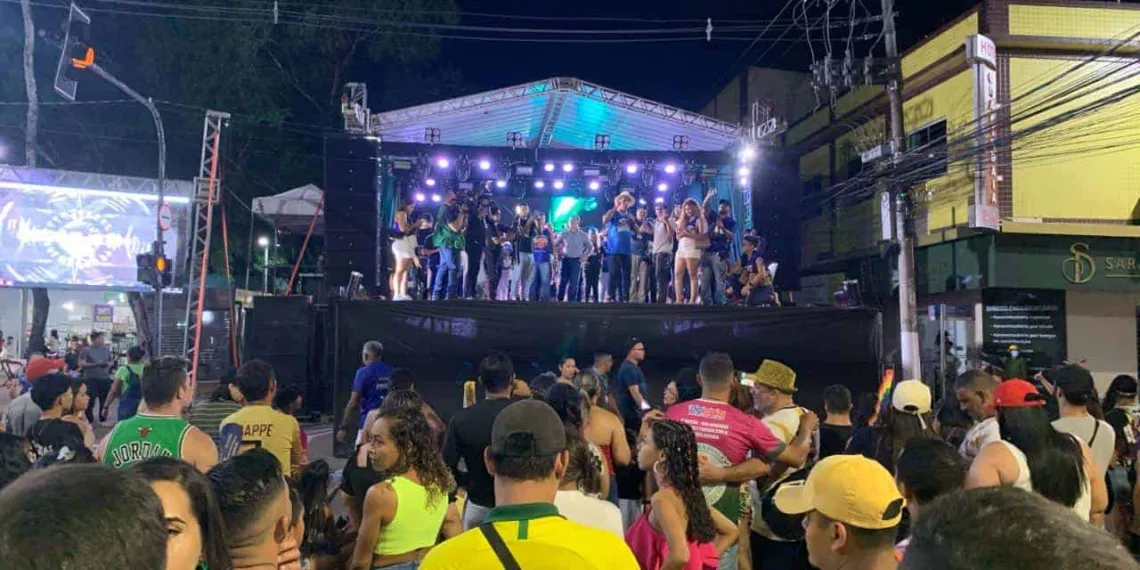 'Parece Recife', brinca Bocalom, ao abrir oficialmente o Carnaval na Praça da Revolução