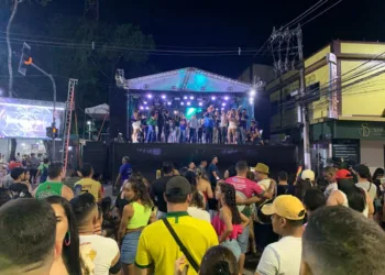 'Parece Recife', brinca Bocalom, ao abrir oficialmente o Carnaval na Praça da Revolução