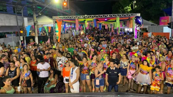 Multidão aguarda show de Wanderley Andrade no Carnaval da prefeitura de Rio Branco