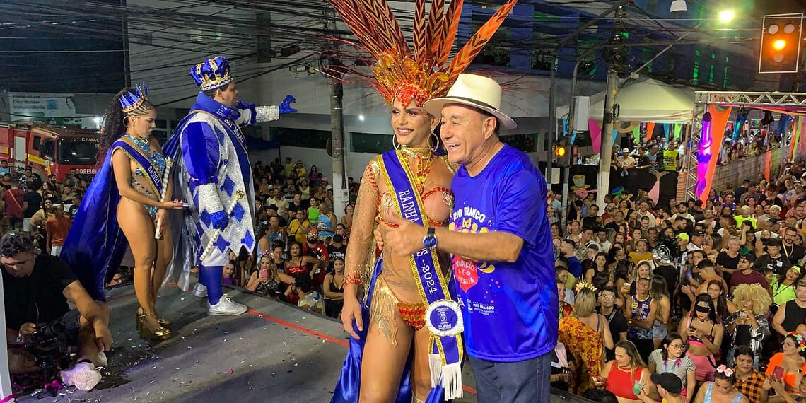 Prefeito Bocalom premiando a rainha trans Brenda Straiss - Foto: Vitor Paiva