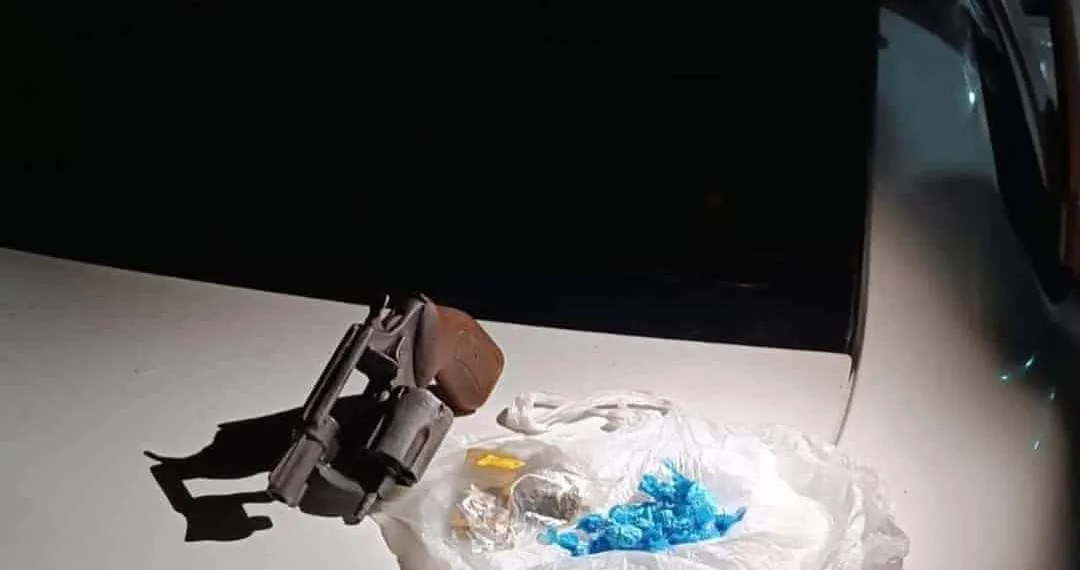 Polícia Militar apreende arma de fogo e prende foragido da justiça em Porto Acre