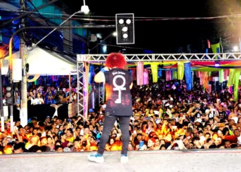 Show de Wanderley Andrade reúne mais de 8 mil pessoas no Centro de Rio Branco