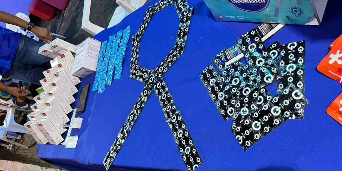 Bloco da prevenção: Foliões já pegaram mais de 3 mil camisinhas na tenda da Saúde