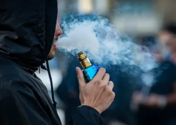 Adolescentes são hospitalizados após misturarem “droga zumbi” em vape