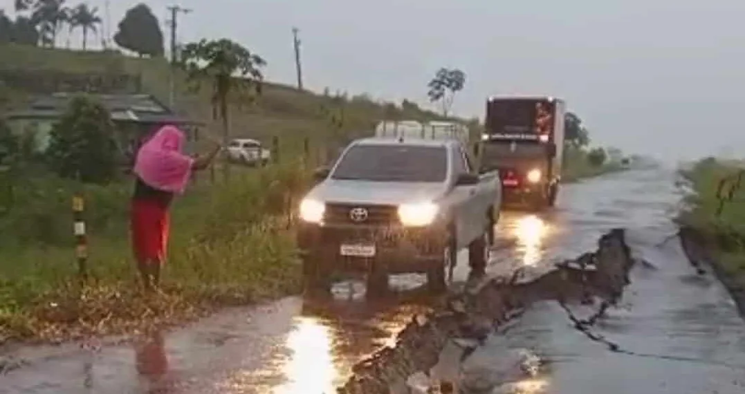 Trecho da BR-364 aparta e rodovia fica bloqueada; Dnit tenta solucionar problema