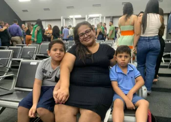 Pedro (esqueda) com a mãe, Adriana, e o irmão mais novo - Foto: Leandro Chaves