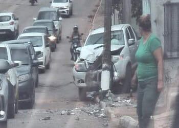 Motorista perde controle de caminhonete, colide contra poste de energia e mulher fica ferida