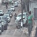 Motorista perde controle de caminhonete, colide contra poste de energia e mulher fica ferida