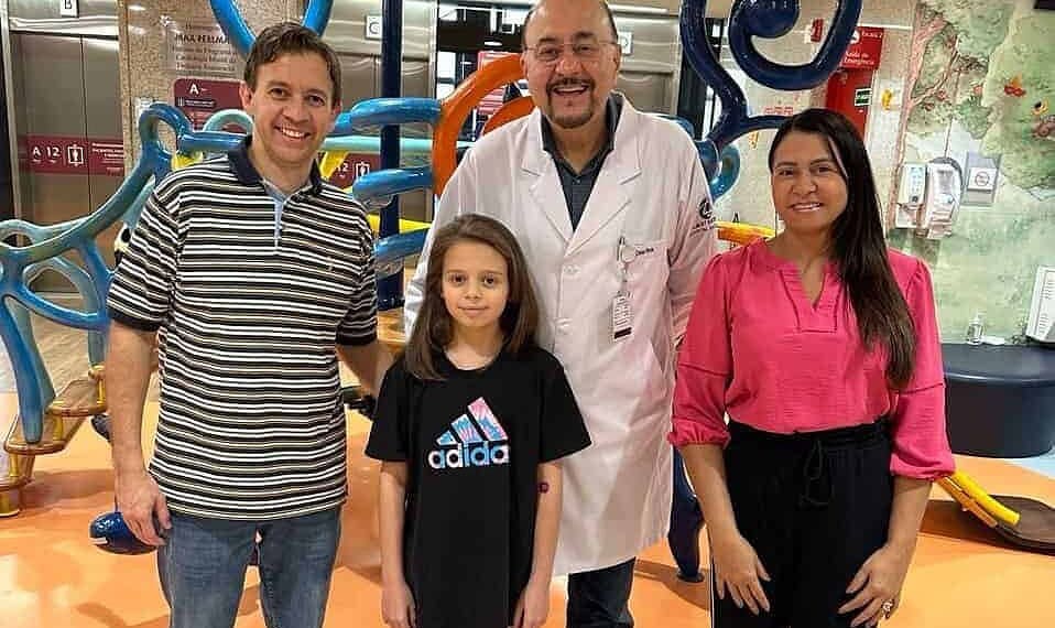 Após um mês de internação, filha de Eduardo Velloso recebe alta de hospital em São Paulo