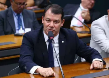 Roberto Duarte assina pedido de impeachment de Lula