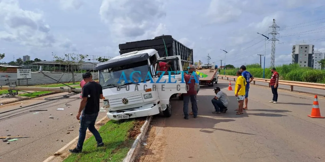 Caminhão derruba quatro postes na Via Verde; moradores de condomínio Ecoville ficam presos