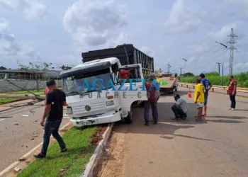 Caminhão derruba quatro postes na Via Verde; moradores de condomínio Ecoville ficam presos