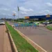 Postes derrubados por caminhão deixaram 340 imóveis sem eletricidade; Energisa já trabalha no local