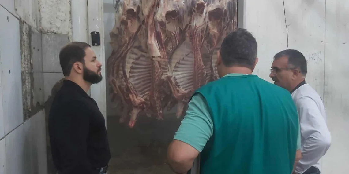 Operação apreende 170 kg de carne inadequada para o consumo de empresa que fornece alimentos para penitenciária de Tarauacá