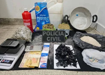 Polícia prende dupla de traficantes em flagrante e apreende menor de idade no interior do Acre
