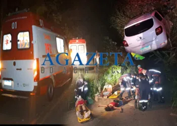 Motorista perde controle de carro, sai da pista e duas pessoas ficam feridas