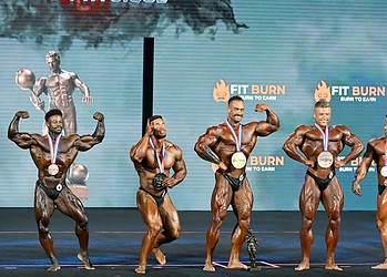 Apontando para o alto, Ramon Dino celebra a 2ª colocação no Mr. Olympia 2023 — Foto: Diamond Images/Getty Images