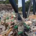 Quantidade de lixo entulhado na ponte que liga Brasileia e Epitaciolândia impressiona; veja o vídeo