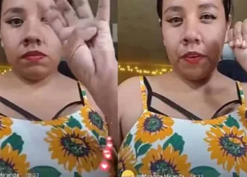 Mulher é agredida pelo companheiro durante live e pede ajuda para seguidores: 'alguém conhece esse sinal'