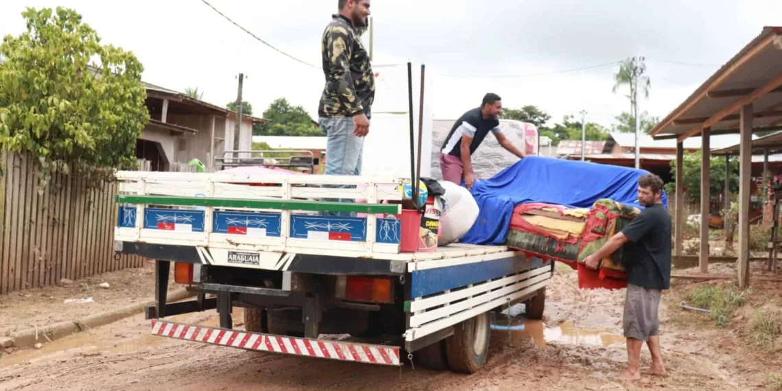Com vazante do Rio Acre em Assis Brasil, moradores atingidos começam a voltar para casas