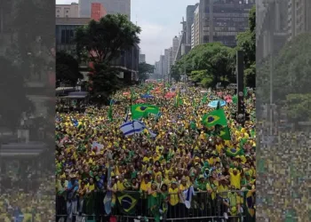 Vídeos: apoiadores lotam a Avenida Paulista em ato pró-Bolsonaro