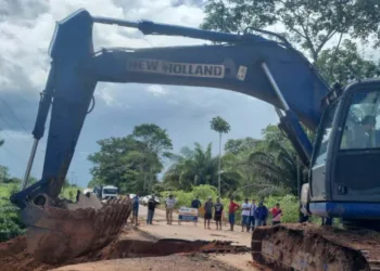 Equipe do Deracre segue trabalhando na recuperação da Rodovia AC-40. Foto: Deracre