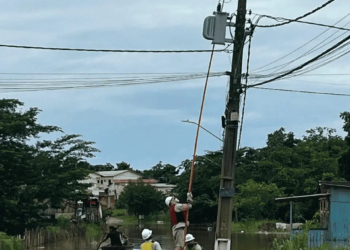Energisa orienta sobre como evitar acidentes durante a alagação; 3,6 mil pontos já tiveram a energia cortada por segurança