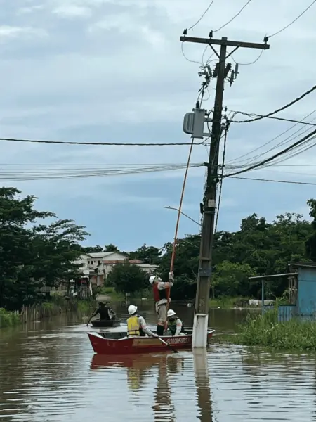 Energisa orienta sobre como evitar acidentes durante a alagação; 3,6 mil pontos já tiveram a energia cortada por segurança
