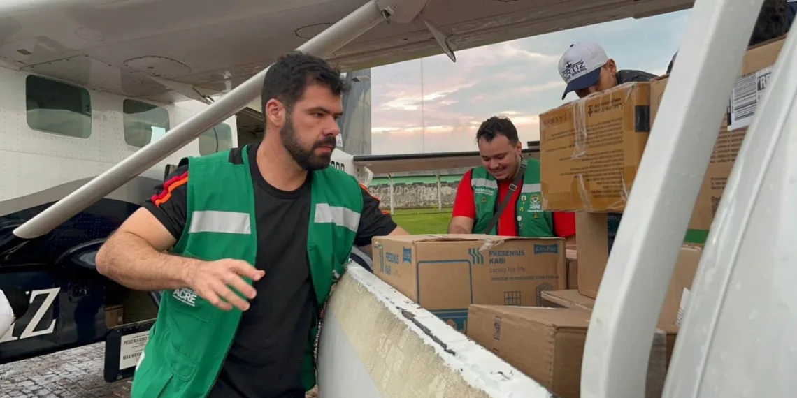 Insumos foram levados de avião em uma ação emergencial do governo do Estado que está acompanhando atentamente a situação das cheias em todos os municípios. Foto: Izabelle Farias/Sesacre