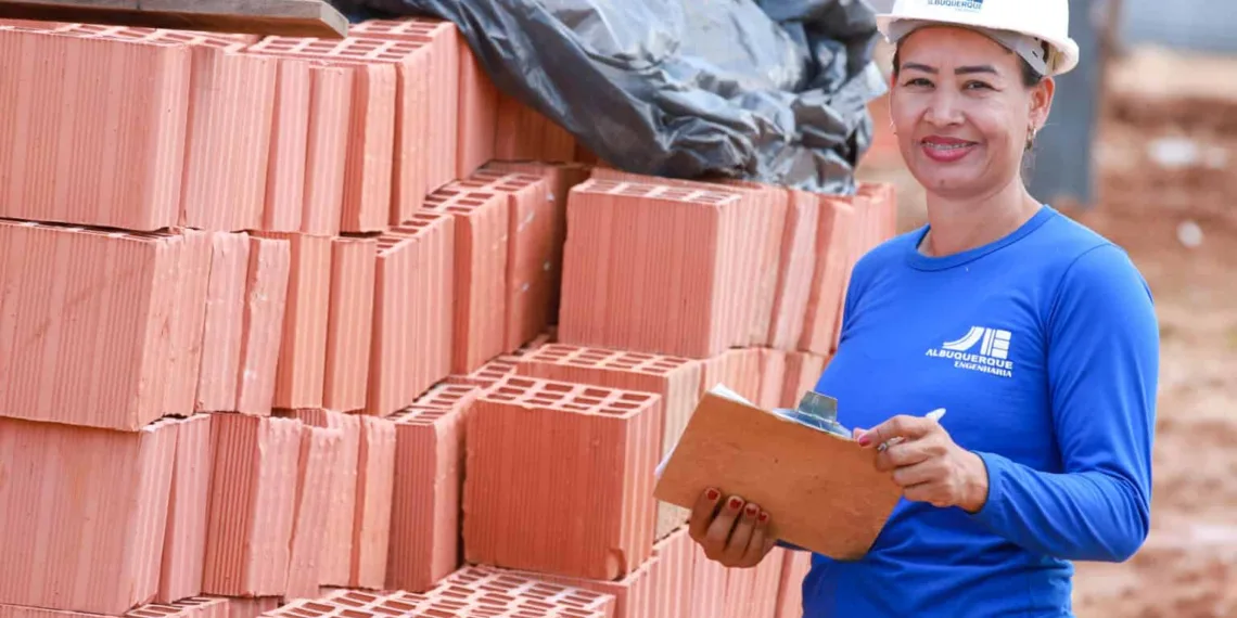 Leidiane Silva Santos estava há mais de seis anos desempregada antes de começar a trabalhar na obra da nova maternidade. Foto: Marcos Vicentti/Secom