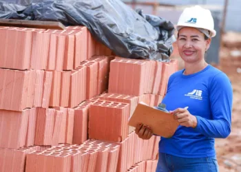 Leidiane Silva Santos estava há mais de seis anos desempregada antes de começar a trabalhar na obra da nova maternidade. Foto: Marcos Vicentti/Secom