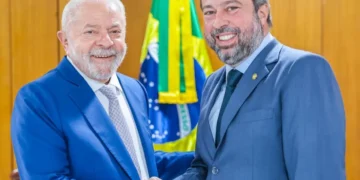 Presidente Luiz Inácio Lula da Silva cumprimenta o ministro de Minas e Energia, Alexandre Silveira — Foto: Ricardo Stuckert/PR