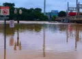 Nível do Rio Acre chega a 17,30m e calçadão da Gameleira deve ser interditado nas próximas horas; veja as imagens