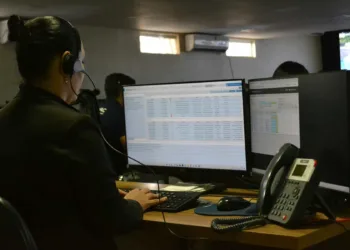 Segurança orienta atingidos pela enchente sobre uso do 190 e 193. Foto: Wilkes Silva/Ascom Sejusp