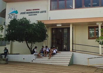 Estudante de 17 anos é flagrado com revólver e faca dentro de escola em Rio Branco