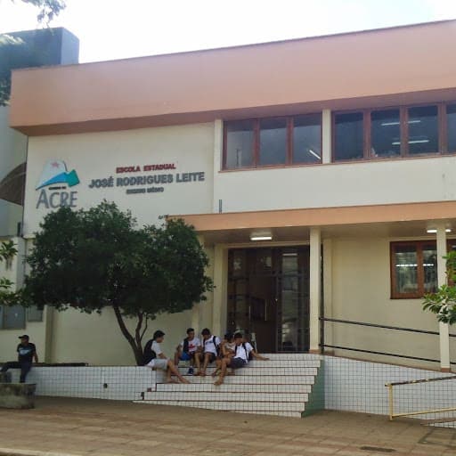 Estudante de 17 anos é flagrado com revólver e faca dentro de escola em Rio Branco