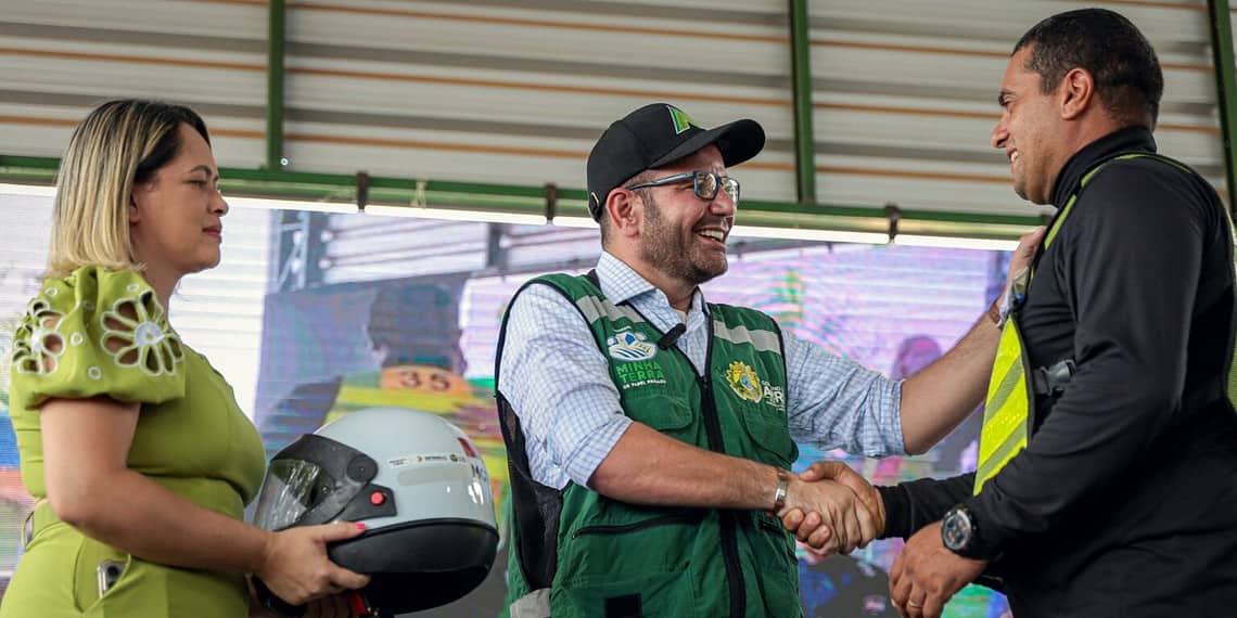 Mototaxistas de Epitaciolândia e Brasileia receberam capacetes do Estado. Foto: José Caminha/Secom